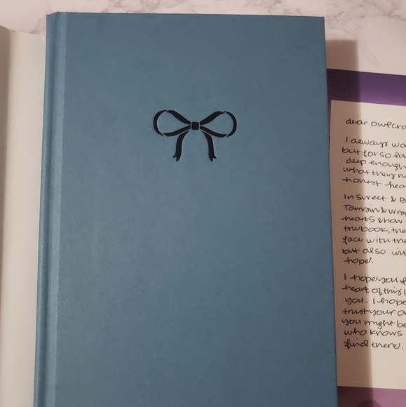 Sweet and Bitter Magic, hardcover, sprayed edges, Owlcrate special Edition - Picture 4 of 8